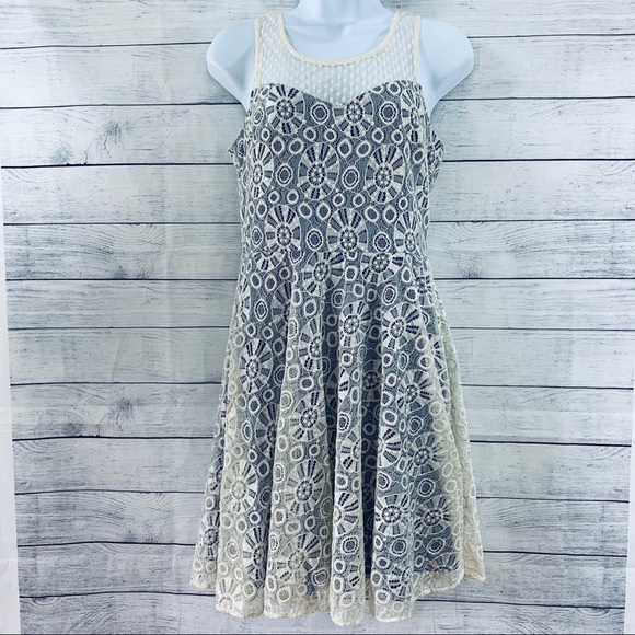 Doe & Rae Dresses & Skirts - Doe & Rae Sweetheart Neckline Lace/Lined Dress